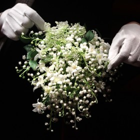 Ve svatební kytici nesměla chybět myrta, která patří mezi královské tradiční květiny od dob královny Viktorie. Květinová výzdoba celé svatby vyšla na 21 milionů korun.