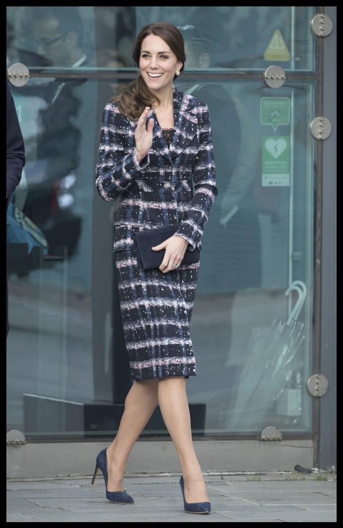 Kostkovaný kabát Erdem v podání Kate Middleton při návštěvě Manchesteru.