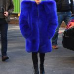 Trendy huňatý kabát z umělé kožešiny v královské modré oblékla i Lady Gaga.
