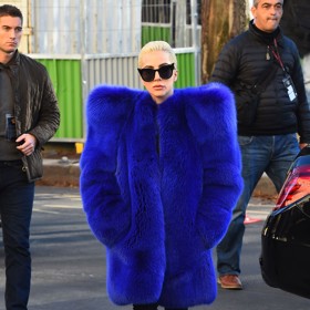 Trendy huňatý kabát z umělé kožešiny v královské modré oblékla i Lady Gaga. 
