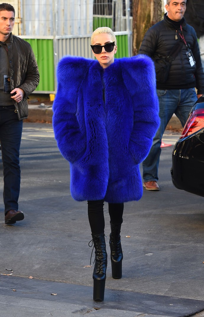 Trendy huňatý kabát z umělé kožešiny v královské modré oblékla i Lady Gaga. 