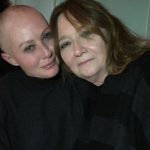 Postupem času se tmavovlasá rebelka uklidnila. Možná také vlivem velkých zdravotních problémů, kromě Crohnovy nemoci bojuje od roku 2015 také s rakovinou prsu, která se rozšířila do lymfatických uzlin. V důsledku léčby přišla herečka o svou pověstnou hřívu. Na snímku s maminkou, která jí vždy byla a stále je velkou oporou.