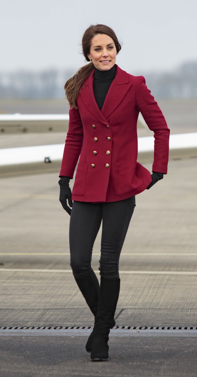 Princezna z Walesu v červeném blejzru a černém roláku na setkání s kadety RAF v roce 2017.