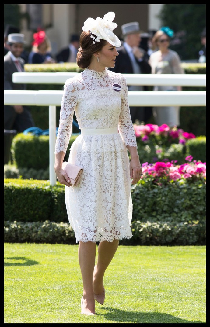 Na dostizích v Ascotu roku 2017 doplnila Kate nepostradatelný klobouček bílými krajkovanými šaty od Alexandera McQueena.
