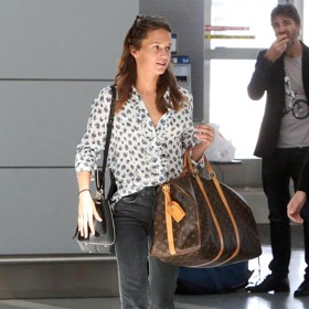Švédská herečka Alicia Vikander cestuje nalehko. Do Keepall Bag se toho vejde dost a dost.