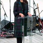 Tehdy se budoucí dánská královna zahalila do svrchníku značky Baum und Pferdgarten.