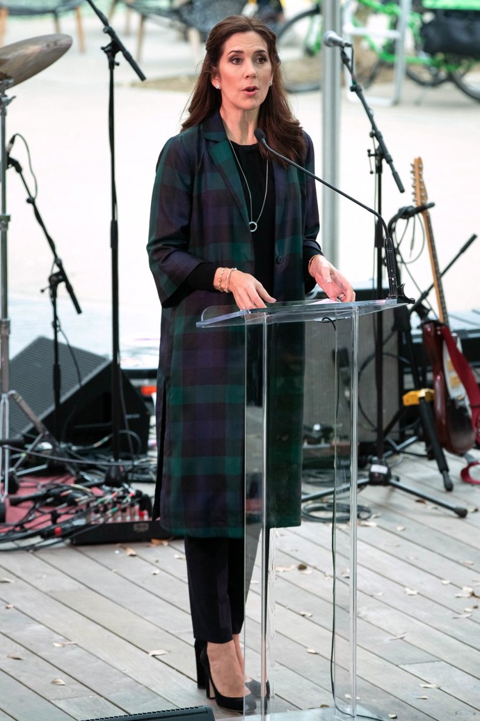 Tehdy se budoucí dánská královna zahalila do svrchníku značky Baum und Pferdgarten.