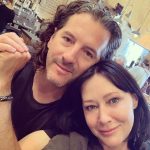 Kromě maminky stojí při Shannen také její třetí manžel, fotograf Kurt Iswarienko.