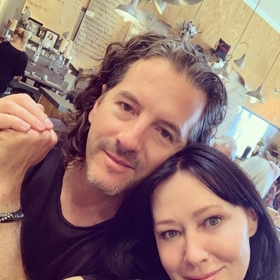 Kromě maminky stojí při Shannen také její třetí manžel, fotograf Kurt Iswarienko.