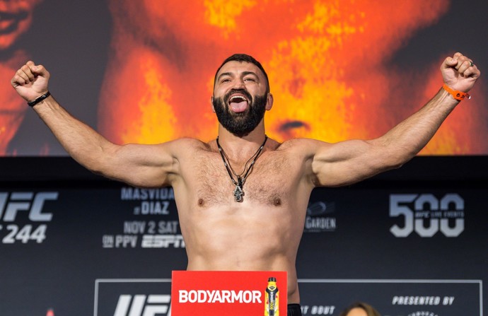 Dalším z drsných mužů, kteří si lakují nehty na nohou, je bělorusko-americký zápasník Andrei Arlovski (44). Pro bijce se jedná prakticky o nutnost. Lak jim pomáhá chránit nehty na nohou při kopech i došlapech.