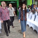 ...Mary o rok dříve na návštěvě Indonésie.