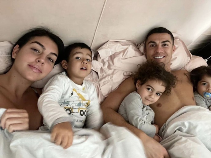Však má také Cristiano Ronaldo koho živit. Je hrdým tátou hned pěti dětí.