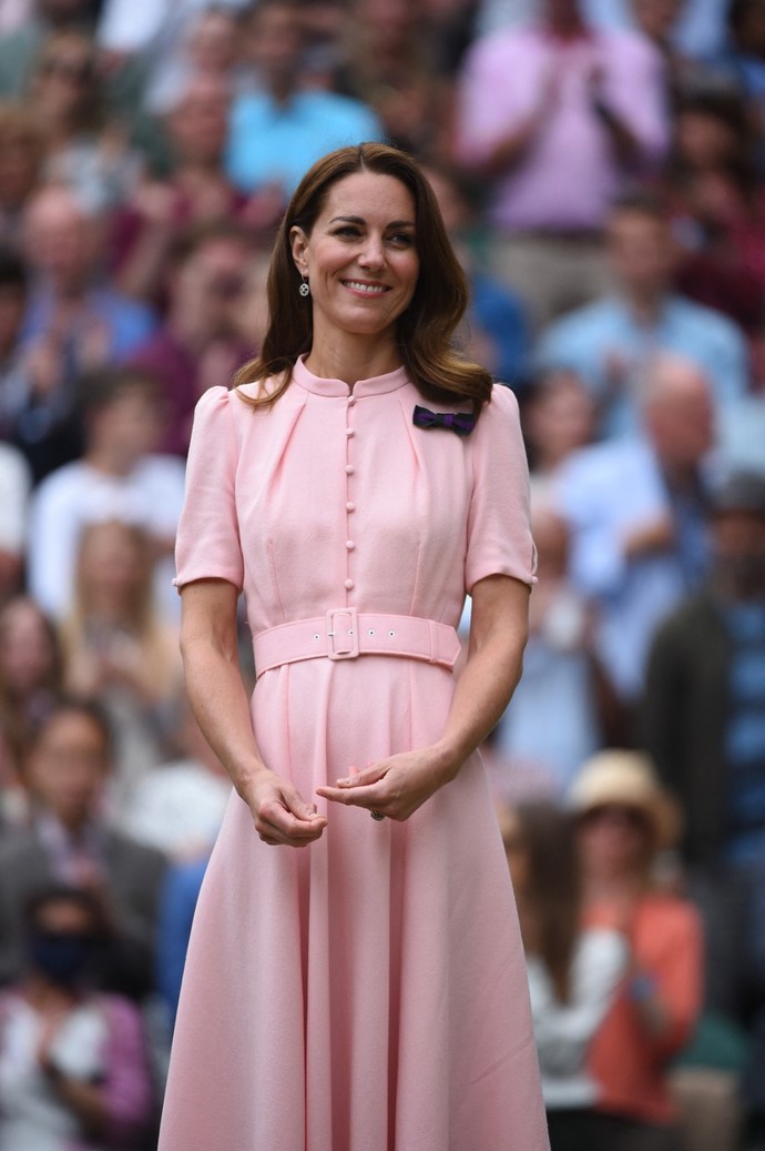 Britská značka Beaulah se těší velké popularitě napříč královskými rodinami. Růžový model elegantních šatů si vévodkyně z Cambridge vybrala pro finále mužské dvouhry na tenisovém Wimbledonu v roce 2021. 