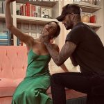 David je muž mnoha tváří. Krom zahrávání skvělých přímáků to umí i s make-upem. Takhle Victorii fintil pro nové fotky na její vlastní značku kosmetiky.