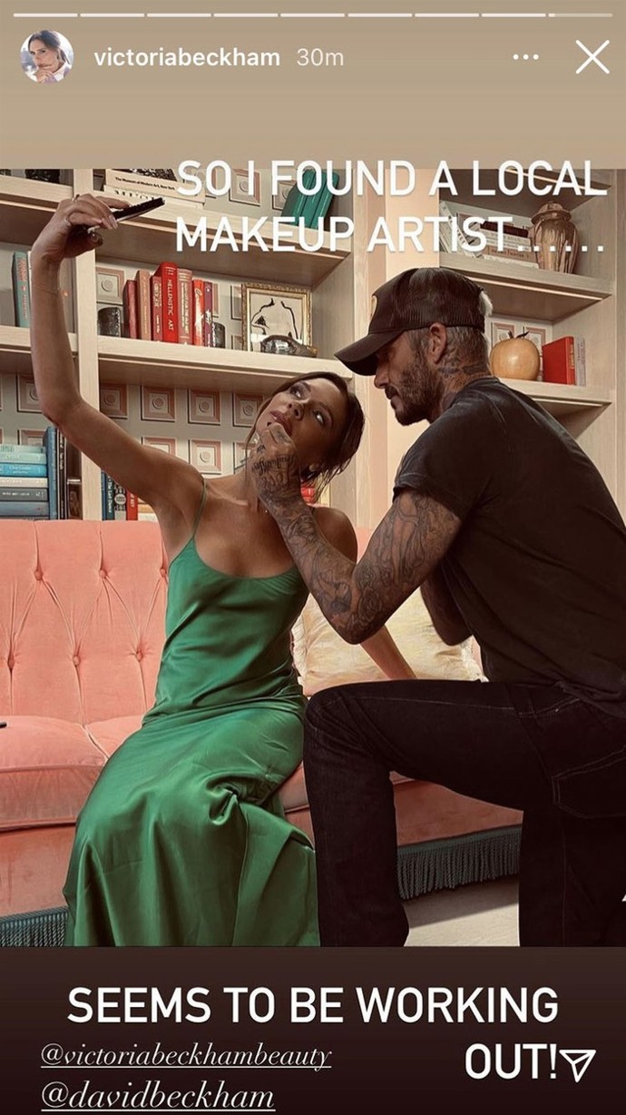 David je muž mnoha tváří. Krom zahrávání skvělých přímáků to umí i s make-upem. Takhle Victorii fintil pro nové fotky na její vlastní značku kosmetiky.