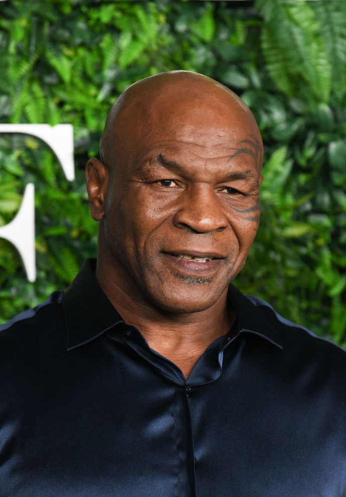 Lak na nehty u nohou používal také například bývalý boxer Mike Tyson (56). Předcházel tak vzniku plísní a bakteriálních infekcí, když denně trávil dlouhé hodiny v zapocených botách.