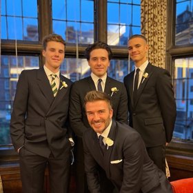 Victoria Beckham slaví v pondělí 17. dubna poslední narozeniny před padesátkou. Téměř 26 let prožila po boku svého manžela, bývalého reprezentačního fotbalisty Davida. S ním má syny Brooklyna, Romea a Cruze (všichni na snímku). Do party patří ještě rodinný benjamínek, jedenáctiletá dcera Harper.