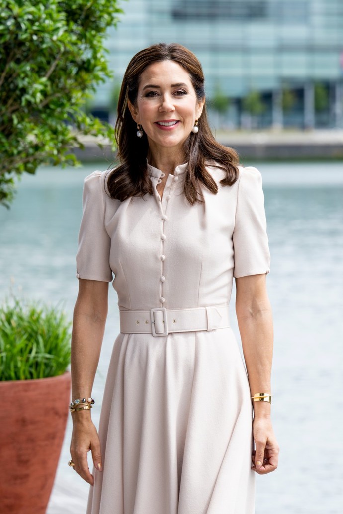 O rok dříve ho měla v krémové variantě na sobě Mary, když se zúčastnila vernisáže na zámku Frederiksborg.