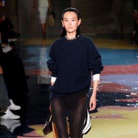 Všechno to začalo poměrně nenápadně. Když se přehlídkovým lookem značky Bottega Veneta do puntíku inspirovala modelka Kendall Jenner cestou pro květiny. Na mole ale přeci jen takový model působí přirozeněji...