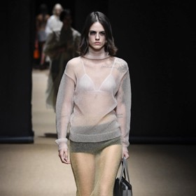 Pozadu nezůstaly ani další významné módní domy. Výjimkou nebyla Prada, která se ale držela poměrně při zemi, negližé ukrývala pod transparentními svršky. Vkusné!