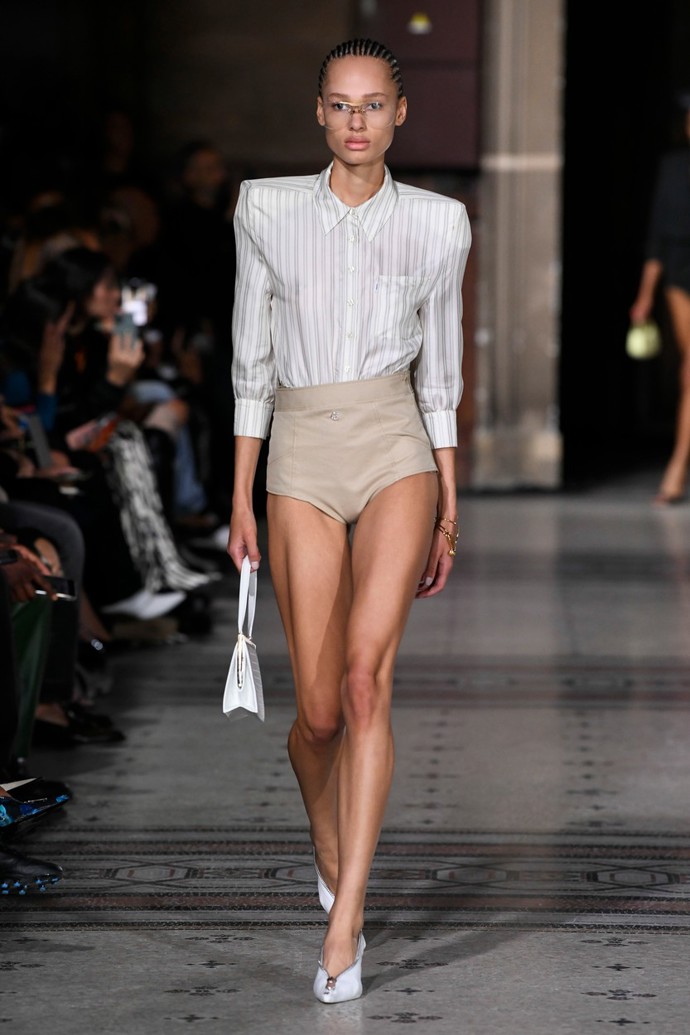 Takřka normální. Tak působí kreace z mola značky Coperni. Absenci sukně či kalhot vlastně ani nevnímáme.