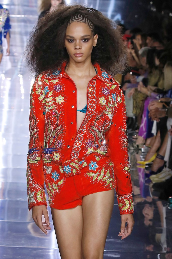 Méně skromný byl tentokrát, až překvapivě, návrhář Tom Ford. V kontextu doby jako by spotřebovaným materiálem doslova plýtval. Ano, ale krásně!