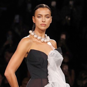 Už na podzimní přehlídce Vivienne Westwood bylo zřejmé, že se můžeme těšit na záplavu perlových prvků.