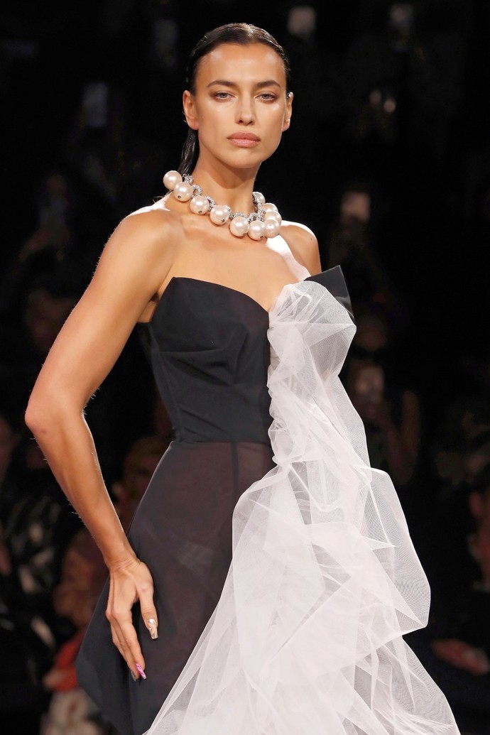 Už na podzimní přehlídce Vivienne Westwood bylo zřejmé, že se můžeme těšit na záplavu perlových prvků.