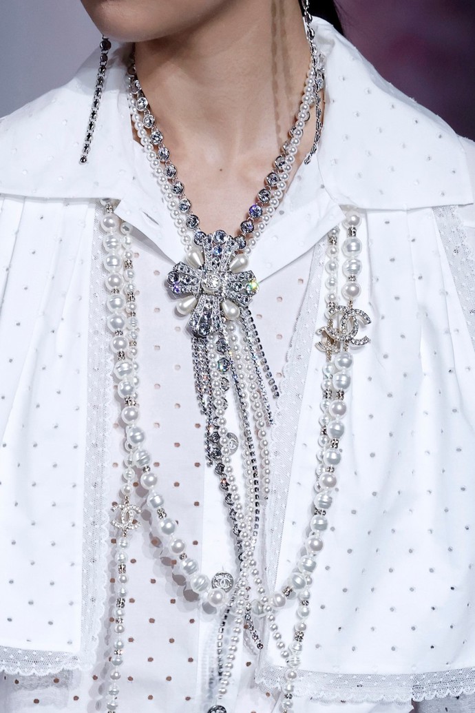 Pozadu rozhodně nestojí ani módní dům Chanel.