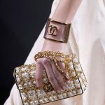 Doplňky renomované značky ozdobily transparentní prvky doplněné o maxiperly.