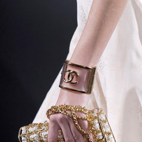 Doplňky renomované značky ozdobily transparentní prvky doplněné o maxiperly.