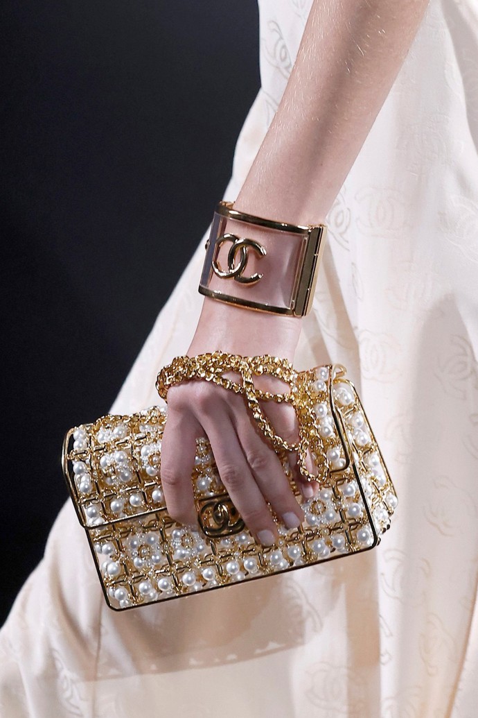 Doplňky renomované značky ozdobily transparentní prvky doplněné o maxiperly.