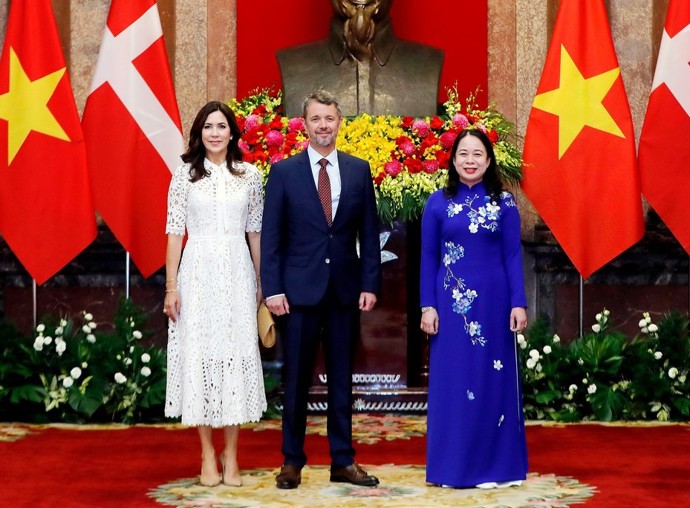 Na loňskou státní návštěvu Vietnamu oblékla Mary róbu Temperley London, která jako by z oka vypadla té Kateině.