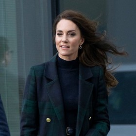 Kabát značky Holland Cooper, který letos v lednu oblékla Kate na návštěvě Liverpoolu, nápadně připomínal kousek, po kterém sáhla Mary v roce 2019 v Texasu.