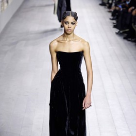 Dior svou aktuální kolekcí odkazuje k tanečnici Josephine Baker. Sametový skvost s korzárovým živůtkem doplnily i sandálky ze stejného materiálu.