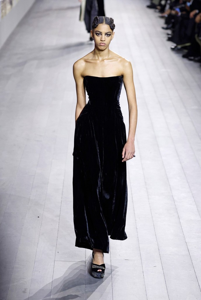 Dior svou aktuální kolekcí odkazuje k tanečnici Josephine Baker. Sametový skvost s korzárovým živůtkem doplnily i sandálky ze stejného materiálu.