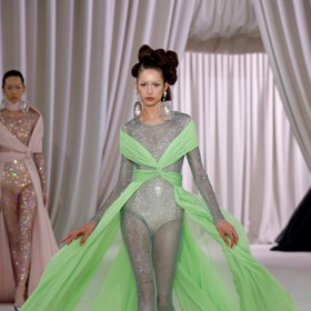 Kamínky obsypaný overal vzhledu trikotu oživil Giambattista Valli drapérií pastelových barev.