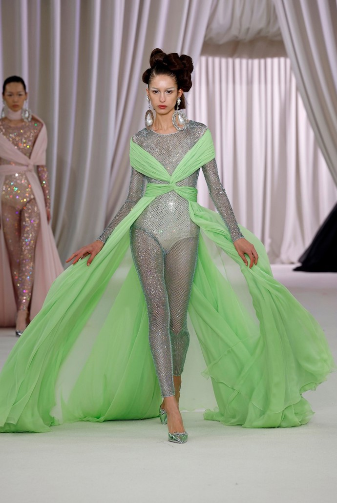 Kamínky obsypaný overal vzhledu trikotu oživil Giambattista Valli drapérií pastelových barev.