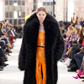 Pod monstrózním kožichem ukrývá Alexandre Vauthier overal do posledního milimetru obsypaný blyštivými flitry.