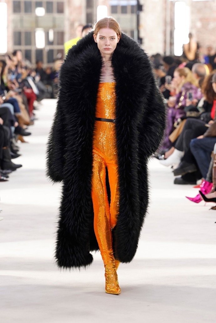 Pod monstrózním kožichem ukrývá Alexandre Vauthier overal do posledního milimetru obsypaný blyštivými flitry.