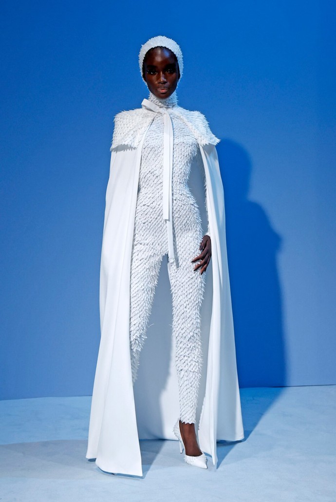 To Jean Paul Gaultier neexperimentoval s barvou, vystačil si se sněhově bílým odstínem, kterému dodal texturu nezvyklou povrchovou úpravou.