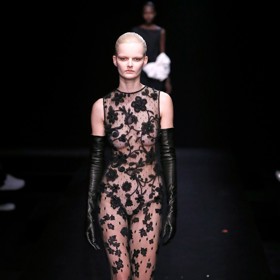 Jako princezna Koloběžka. Nahá i oděná do průsvitného overalu s krajkami z nejnovější Haute Couture kolekce módního domu Valentino.