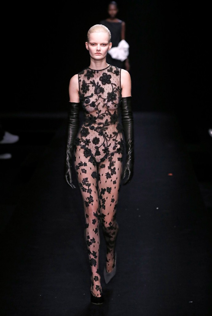 Jako princezna Koloběžka. Nahá i oděná do průsvitného overalu s krajkami z nejnovější Haute Couture kolekce módního domu Valentino.