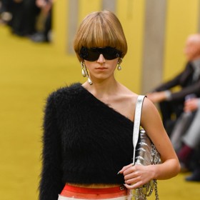 To módní dům Gucci dostál své pověsti nonkonfmorního trendsettera a nebál se zajít ještě dál. Nejen kalhotky, na odiv se rázem vystavuje i lem punčochových kalhot. Stále ale platí, že to k módním kreacím v rámci runway prezentace zkrátka patří.