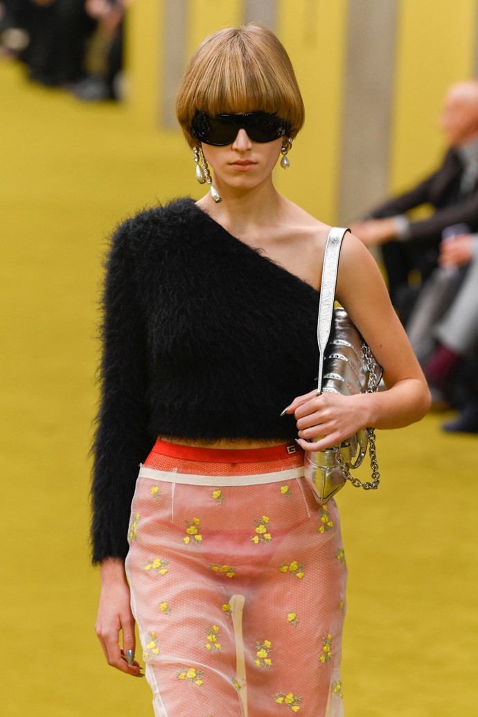 To módní dům Gucci dostál své pověsti nonkonfmorního trendsettera a nebál se zajít ještě dál. Nejen kalhotky, na odiv se rázem vystavuje i lem punčochových kalhot. Stále ale platí, že to k módním kreacím v rámci runway prezentace zkrátka patří.