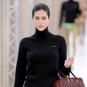 Opravdový boom spustila značka Miu Miu, která svými modely otevřeně deklarovala, že jí jsou letos spodní díly, dá se říci, ukradeny. Nutno ale dodat, že její pojetí kalhotek obsypaných zdobením nemá chybu a zaslouží si patřičně odprezentovat.