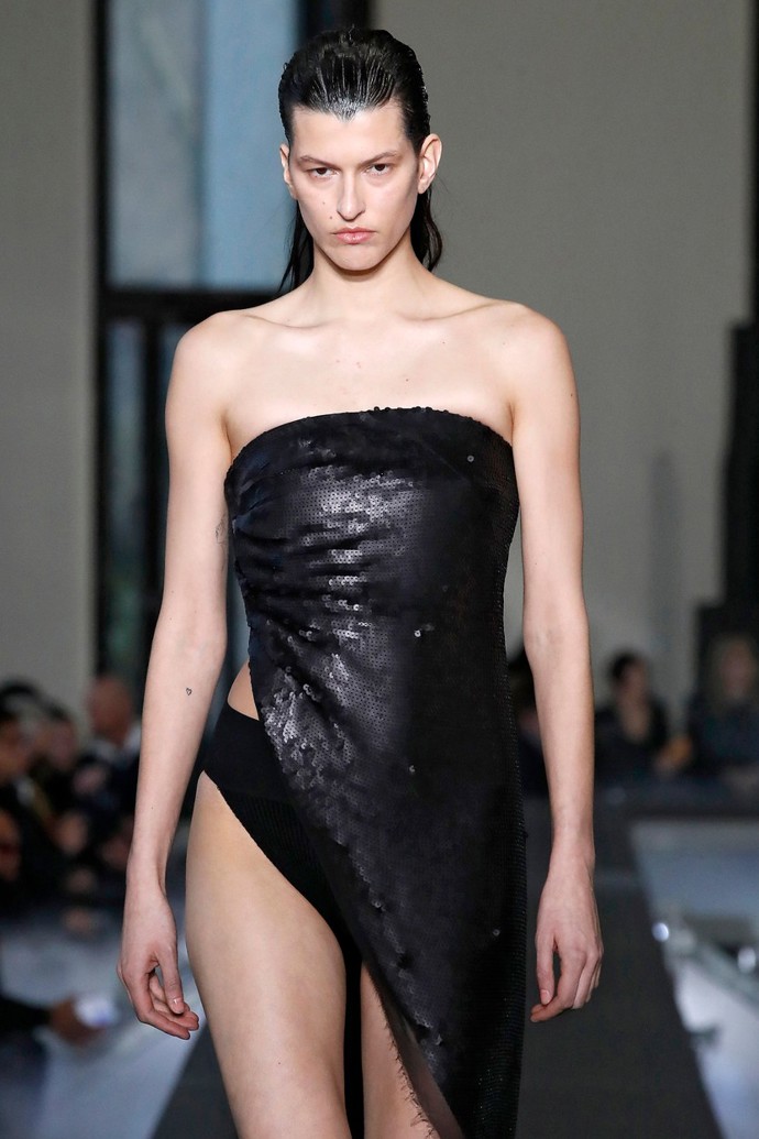 Šik pojetí odhaleného negližé, to je – světe, div se – přehlídka Ricka Owense. Ačkoliv bylo klasicky k vidění mnoho bizarních kreací, ty s odhaleným prádlem patřily k nejelegantnějším.