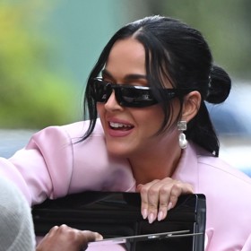 Ani milovnice divokých barev Katy Perry neodolala trendům přirozenějších nehtů. K růžovému outfitu zvolila mléčný odstín s narůžovělým nádechem.