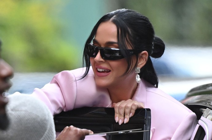 Ani milovnice divokých barev Katy Perry neodolala trendům přirozenějších nehtů. K růžovému outfitu zvolila mléčný odstín s narůžovělým nádechem. 