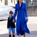 Královská modř je na jaře všude, kam se podíváte. Pozdvihnout na výsluní ji pomohla během velikonoční bohoslužby britská princezna Kate, která se do ní oděla do poslední nitky.